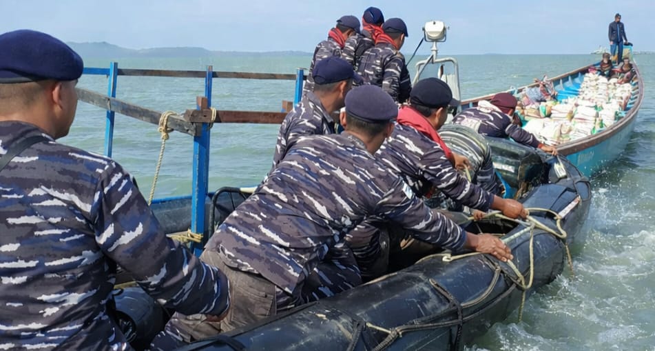 RESPON CEPAT PRAJURIT TNI AL,PERAHU WARGA TENGGELAM DI PERAIRAN SEBATIK BERHASIL DIEVAKUASI TANPA KORBAN JIWA