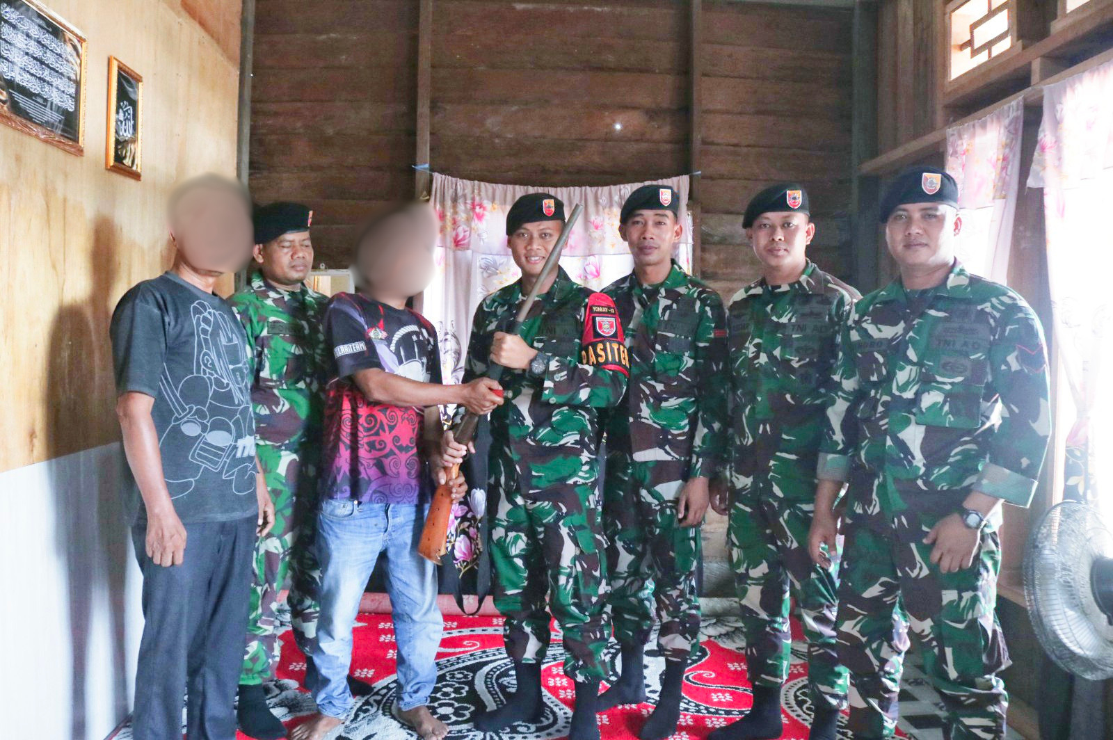 Sentuhan Humanis Satgas Pamtas Luluhkan Warga,Senjata Api Rakitan Diserahkan Tanpa Paksaan di Perbatasan Nunukan