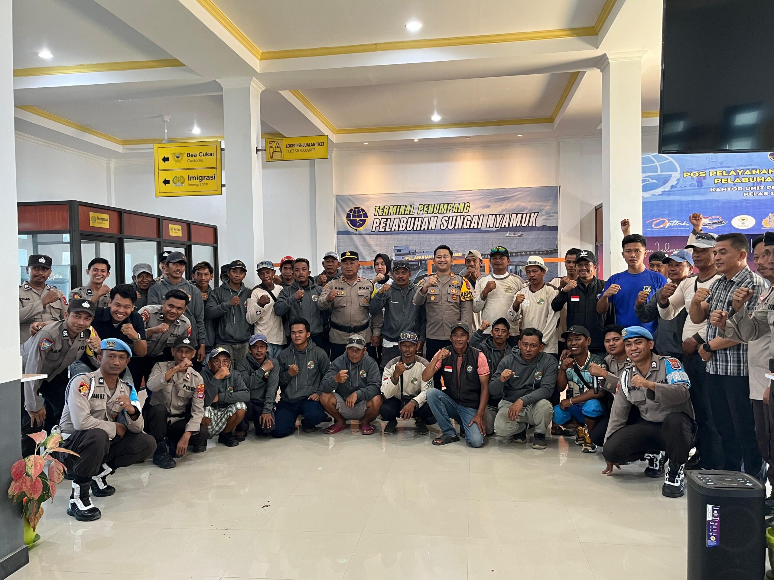 Polsek Sebatik Timur Rayakan Hari Buruh Bersama Buruh Koperasi TKBM Pelabuhan Sebatik Indonesia