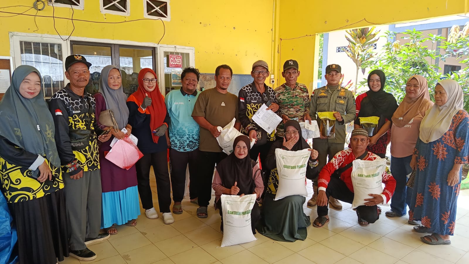 Pemdes Aji Kuning Salurkan Bantuan Pangan kepada 155 KPM,Warga Terima Beras dan Minyak Goreng