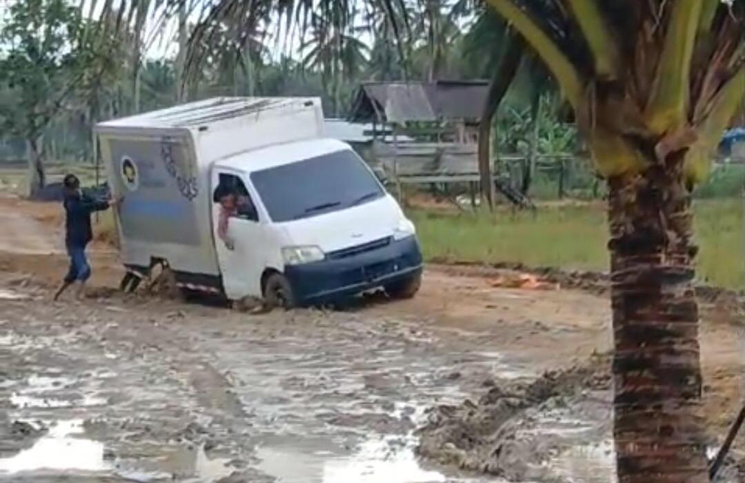 Mobil Distribusi MBG ke Sekolah Terhambat Karena Amblas, SPPG Sampaikan Permohonan Maaf