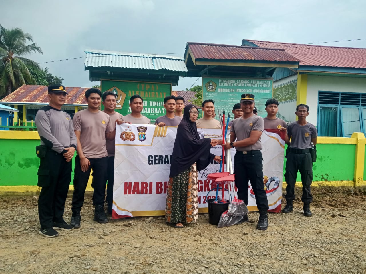HUT Bhayangkara ke-80,Polsek Sebatik Timur Pimpin Gerakan Indonesia ASRI, Perkuat Sinergi TNI Pemerintah dan Masyarakat